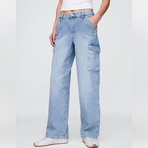 Gap Mid Rise 90s Loose Cargo Jeans. Size 30